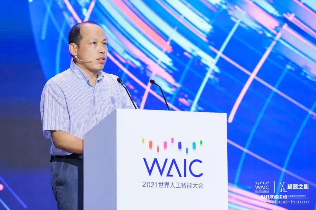 机器之心|WAIC 2021 | 飞驰娱乐副总裁肖嵘：创「芯」时代 打造自进化城市智能体